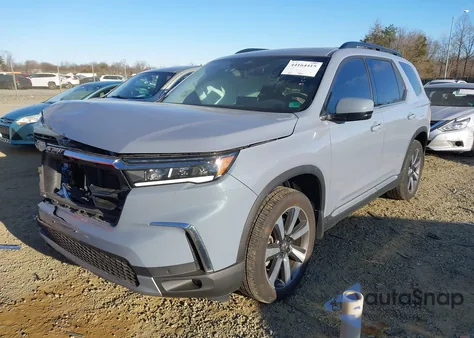 2024 Honda Pilot Touring z USA, uszkodzony, nr VIN 5FNYG1H76RB033685